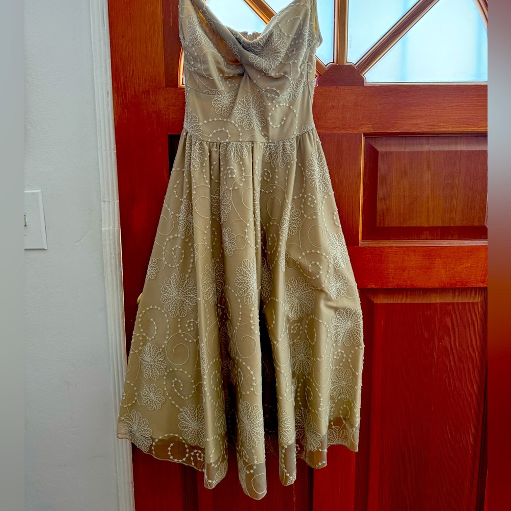 Your perfect dress. Gorgeous, retro dress with embroidery details. Timeless!